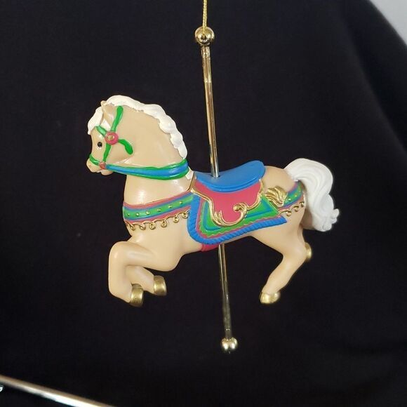 Vintage Avon Carousel Ornament Gallant Steed in Original Box - Picture 2 of 9